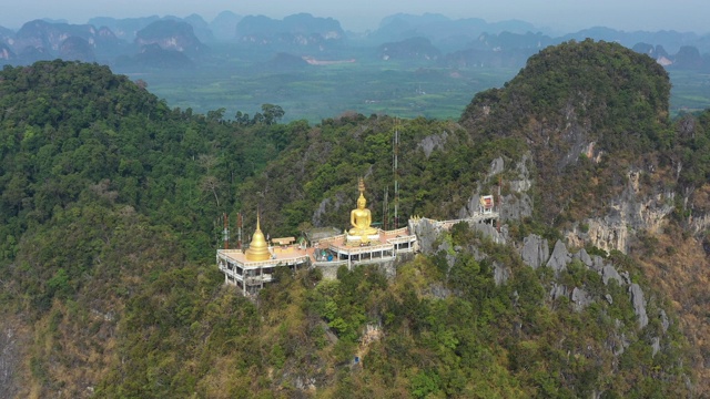 从上面俯瞰，令人惊叹的老虎洞寺庙(Wat Tham Sua)被令人惊叹的石灰岩山脉包围。泰国甲。视频素材