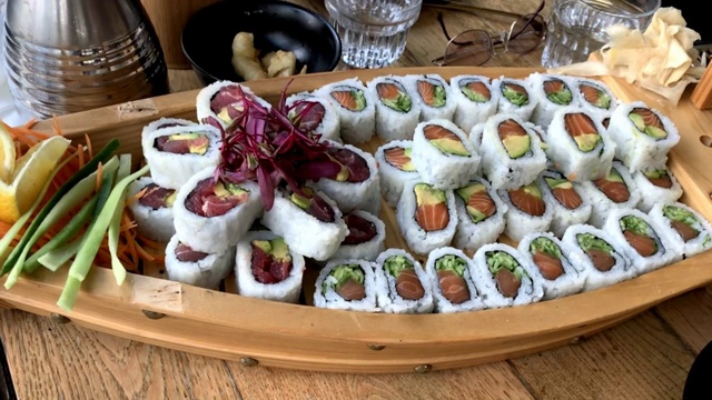 寿司卷配虾，鳄梨，金枪鱼，鲑鱼。寿司菜单。日本的食物。视频素材