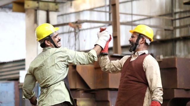 两名男工程师在工厂庆祝成功视频下载