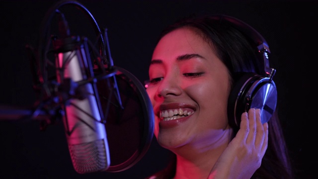 年轻的亚洲女性喜欢唱歌视频下载