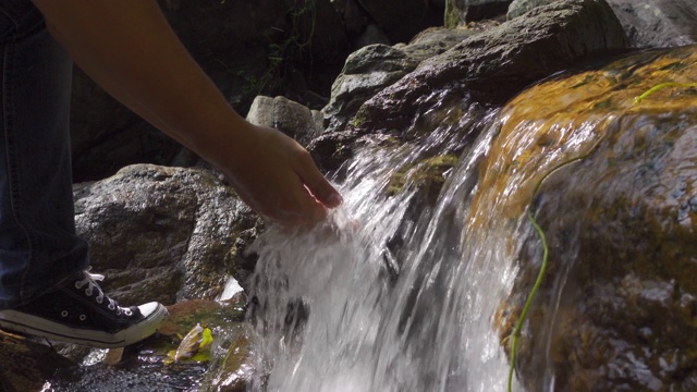 双手触摸小溪中的清澈的水视频素材
