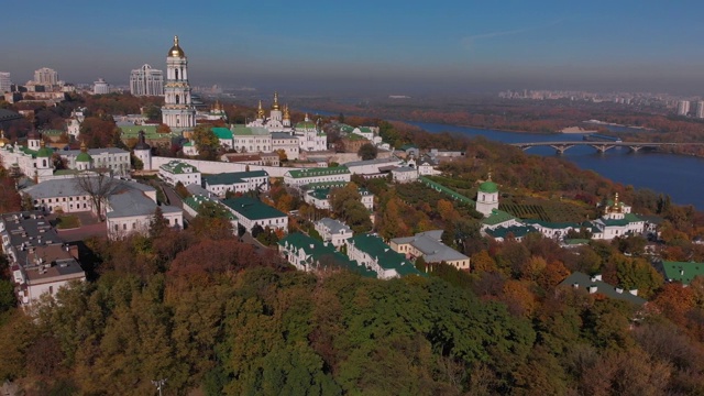 美丽的早晨航班在基辅，佩切尔斯克拉夫拉。秋天在基辅。黄、红树木。视频素材
