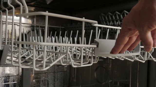 盘片在洗碗机内的缓慢运动视频素材
