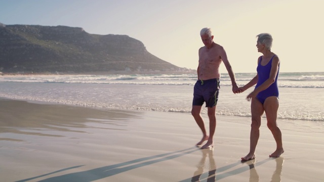 海滩,老年伴侣,步行,活力视频素材