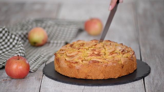 用刀切一块美味的苹果蛋糕视频素材