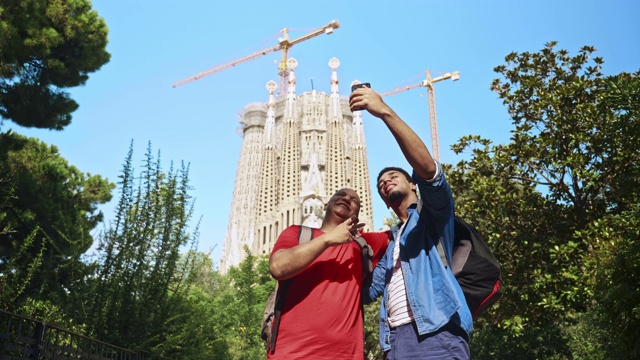 儿子和父亲在巴塞罗那城市度假时自拍视频素材