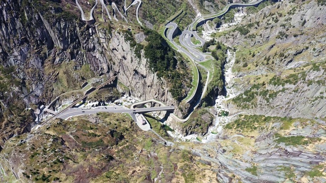 瑞士乌里州阿尔卑斯山圣哥达通道的航拍镜头视频下载