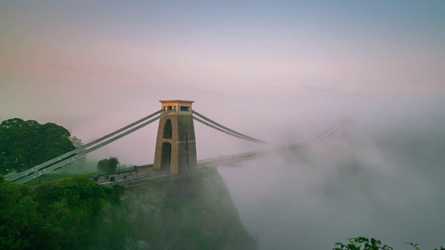 英国布里斯托尔的克利夫顿吊桥，晨雾中，4k延时拍摄视频素材