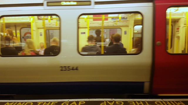伦敦地铁列车驶离车站视频下载