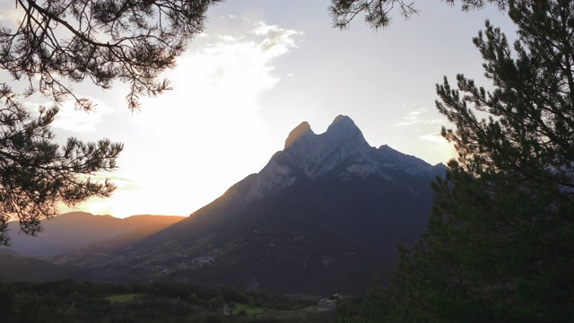 佩德拉福卡日落- 11月在加泰罗尼亚山区视频下载