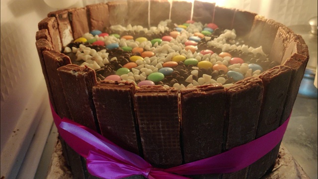 漂亮的蛋糕由多种颜色的巧克力制成视频下载