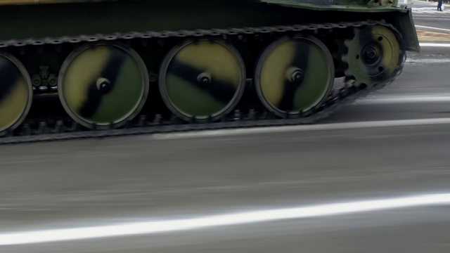 军用坦克在路上行驶视频素材