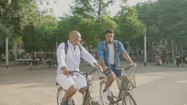 活跃的混合种族男子在巴塞罗那城市休息骑自行车视频素材