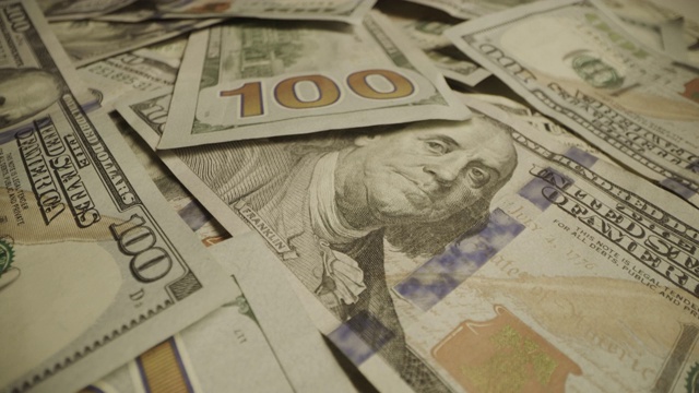 近距离放大一堆100美元的钞票/雪松山，美国犹他州视频素材