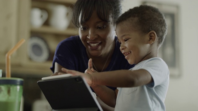 美国犹他州，母亲祝贺儿子学习使用数字平板电脑视频素材