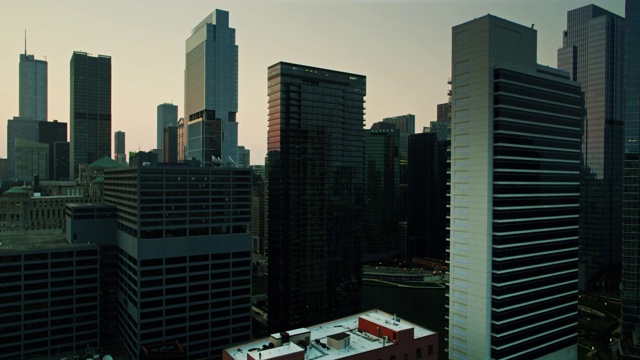 黎明时分，上升的无人机拍摄的芝加哥市中心视频素材