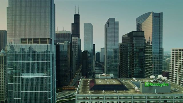 日出时分，无人机拍摄的芝加哥环线视频素材