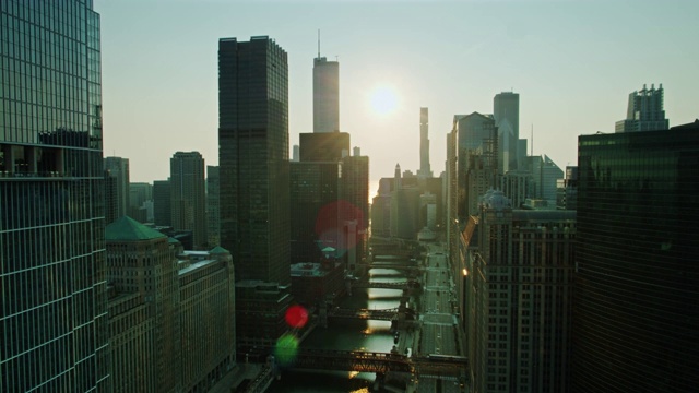 鸟瞰图下芝加哥河和瓦克开车在日出视频素材