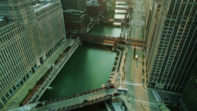 鸟瞰芝加哥河和瓦克开车在日出视频素材