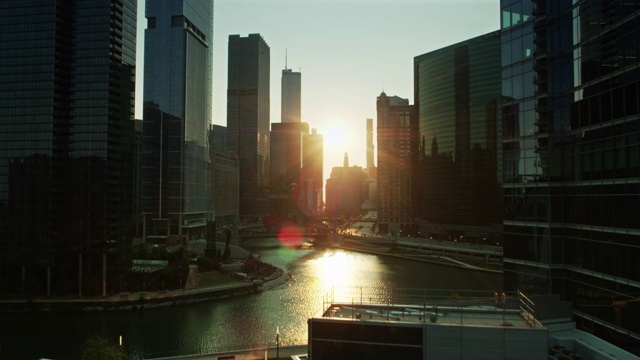 无人机拍摄芝加哥河流汇合处视频素材