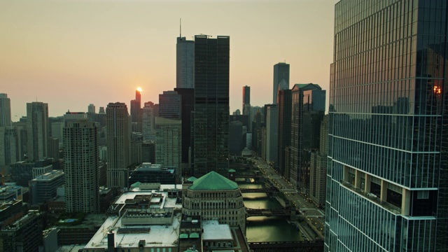无人机飞过芝加哥市中心的商品市场视频素材