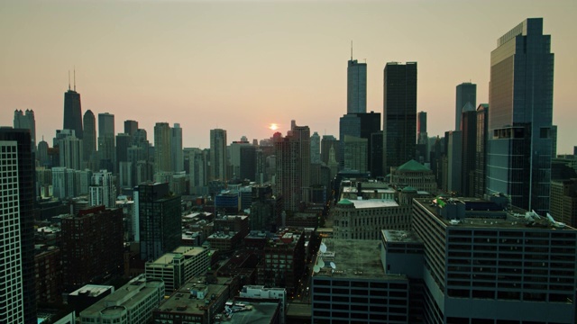 无人机飞越芝加哥市中心向旭日飞去视频下载