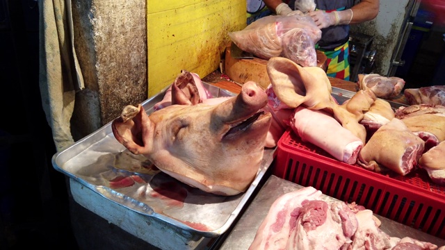 猪头躺在卖猪肉的桌子上视频素材