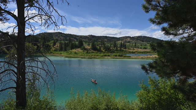 一家人在美丽的山湖上划独木舟视频素材