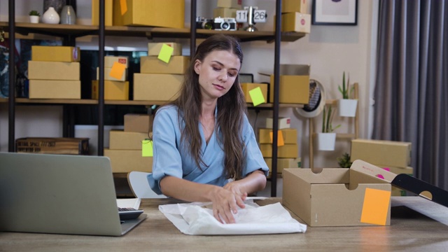 女性，拥有小型企业包装产品的盒子，准备交付。视频下载