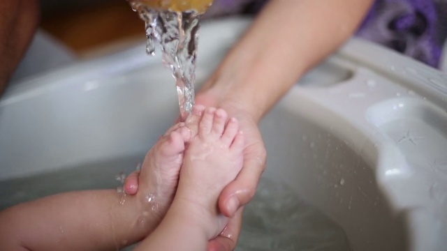 洗澡的宝宝的脚视频素材