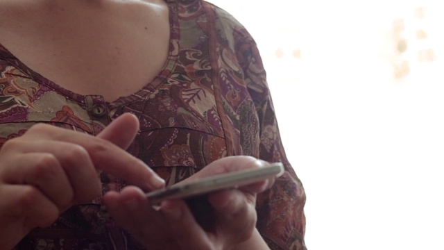 女性手握黑色手机视频素材