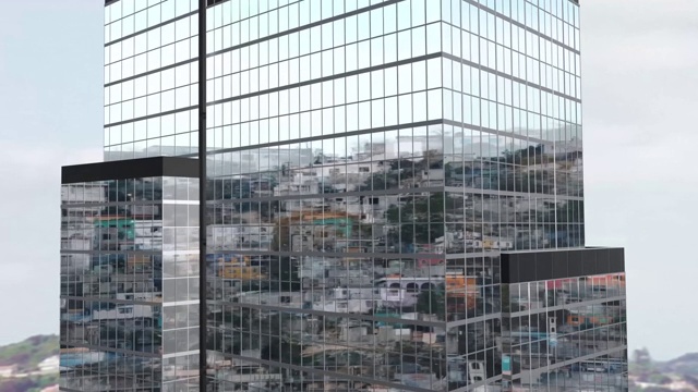 贫民窟反映在现代摩天大楼的窗户上，现代社会的经济不平等的概念，社会对比，发展中国家的贫穷与财富4K股票视频视频素材