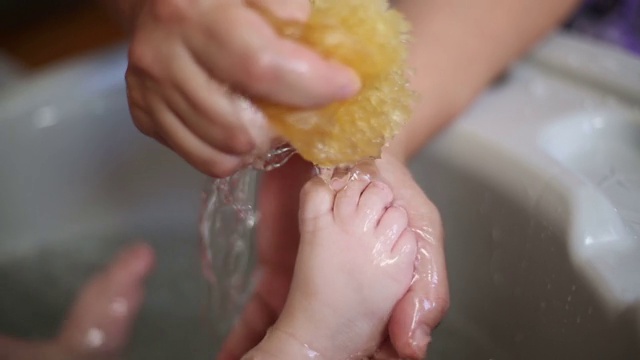 宝宝洗澡。视频素材