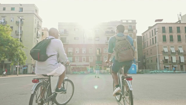 活跃的混合种族男子在巴塞罗那城市休息骑自行车的后视图视频视频素材