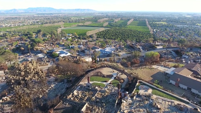 加州文图拉托马斯大火后烧毁房屋视频素材