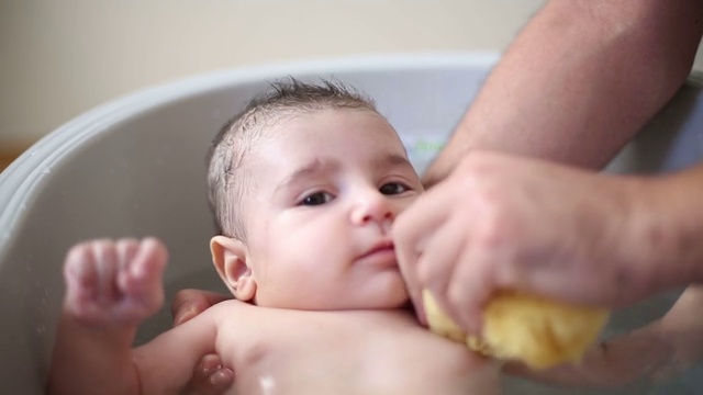 浴缸里又小又可爱的婴儿视频素材