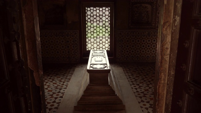 小泰姬陵，棺材内部的itmadud - daulah墓。印度阿格拉视频下载