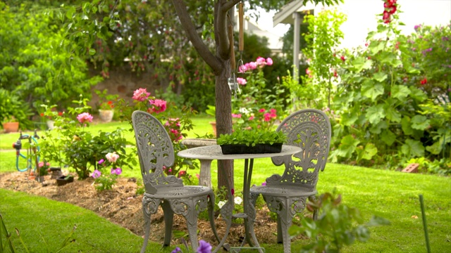 户外桌椅在一个美丽的后院花园公园视频下载