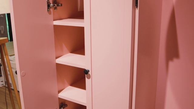儿童家具，壁橱，搁架，抽屉，内部粉红色的盒子视频下载