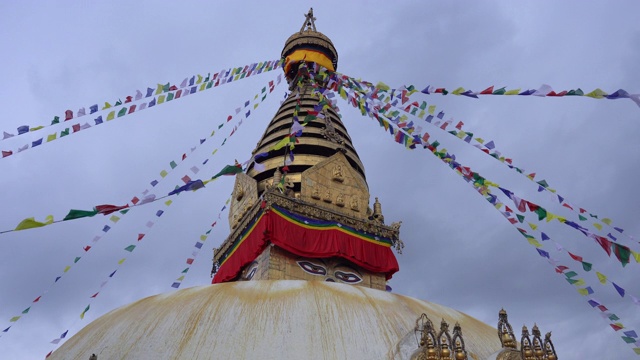 猴庙是尼泊尔加德满都一座山顶上的古老宗教建筑视频下载