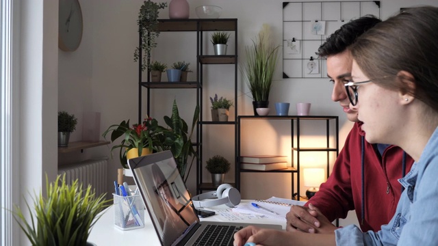 共享生活和工作在家里-企业家共享工作空间在家里视频素材