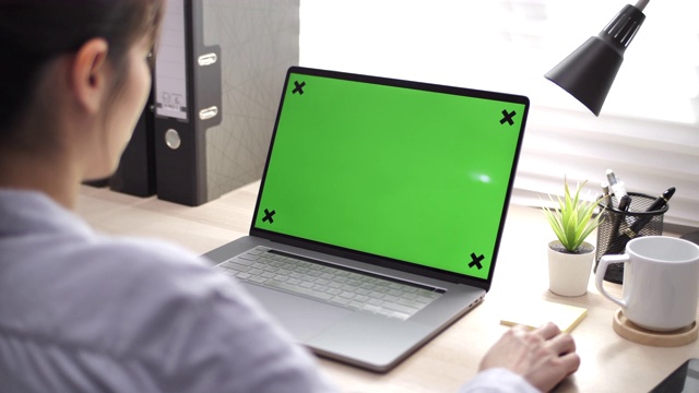 在桌上使用彩色键屏笔记本电脑视频素材