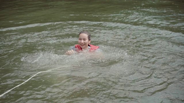 在河里互相泼水玩得很开心。视频素材