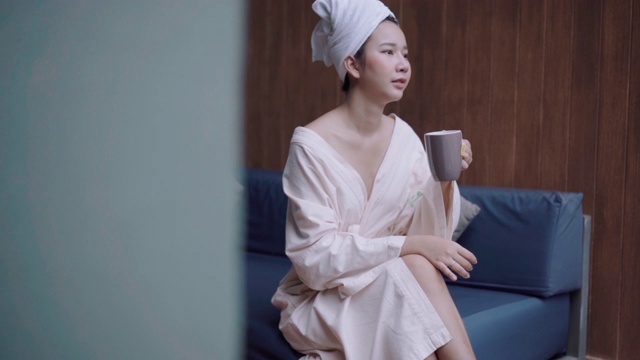 度假的女人在酒店喝茶视频素材