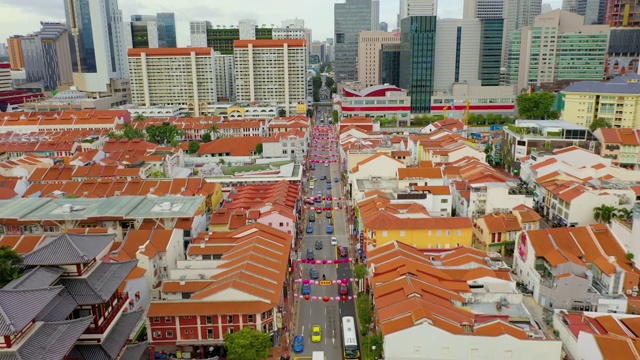无人机鸟瞰早上唐人街天际线的4k镜头视频素材