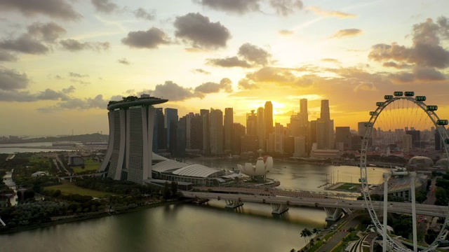 滨海湾金沙在新加坡城市天际线。日出视频下载