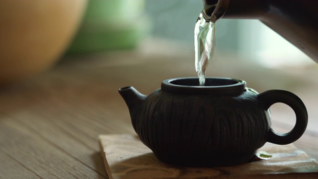 往中式茶壶里倒热水视频素材