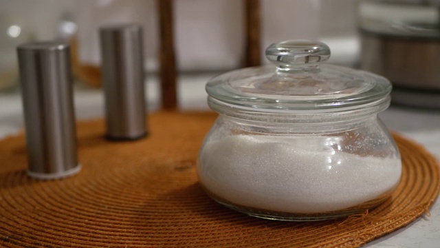 糖碗，盐和胡椒瓶。用手拿开玻璃糖碗的盖子视频下载