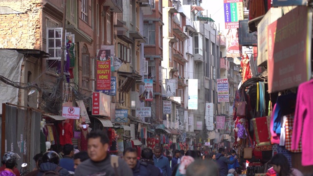 尼泊尔加德满都泰美尔区拥挤的购物街视频下载