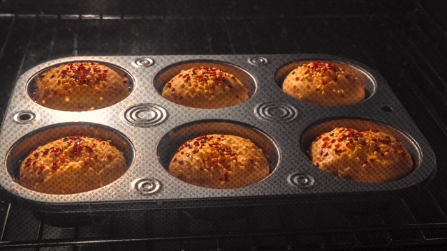 自制美味甜松饼烘烤烤箱特写。时间流逝，在烤箱中种植蛋糕和芝麻视频素材